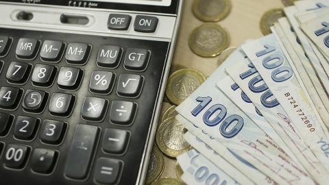 Ekonomistler asgari ücretin erken açıklanmasındaki nedenin Merkez Bankası'nın faiz indirime gitmesi olarak yorumladı.