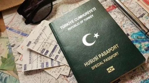 25 yaşına kadar aileleri üzerinden yeşil pasaport kullanabilen çocuklar, evlenmeleri, iş sahibi olmaları veya eğitimlerinin sona ermesi durumunda bu haktan yararlanamaz.