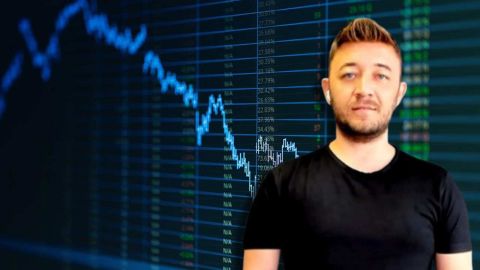 Selcoin'den borsa yorumu: 'Bunu bilen devler yeni satış hamleleri içerisinde olabilir' Selcoin takma adıyla tanınan Selçuk Ergin'den Borsa İstanbul hakkında kritik açıklamalar geldi. Selçuk Ergin (Selcoin) kendi YouTube kanalı üzerinden yayınladığı videoda, FED faiz indiriminin sonrasında Borsa İstanbul'daki gidişat hakkında çarpıcı yorumlarda bulundu. Selcoin ayrıca MB'nin faiz kararından önce borsada neler beklediğine dair düşüncelerini de aktardı. 'BORSANIN HIZINI KESMEYE DESTEK OLAN ADIMLARDAN BİRİ' FED ve powel açıklamaları sonrasında sallanan piyasalarda haftalık açılışta durumlar nasıl dediğimizde ABD borsaları alıcılı şekilde gittiğini söyleyebiliriz. Toparlanma emareleri gösteriyor. Zira onların toparlanması tüm piyasalar adına önemli bir etken. Bunun dışında iç piyasam adına dağıtılan kar paylarında temettüler % 110'luk bir vergi durumu söz konusuydu bu oran taze güncellemelerle % 115 seviyesine çıkartıldı. Elbette Borsa İstanbul'un olmayan hızını kesmeye destek olan adımlardan biri diyebiliriz buna. Borsa İstanbul ve iç piyasa adına şunları söylemek lazım bu aşamada dolar TL'nin artık beklemeye dair bir gücü olduğunu düşünmüyorum. Muhtemelen bu hafta itibariyle belirgin bir şekilde yükseliş emareleri göstermeye başlayacaktır diye düşünüyorum. Orta vadeli süreç içerisinde benim beklentim en azından daha önce konuştuğumuz gibi bu yönde sembolik de olsa bir faiz indirimi gelecektir diye düşünüyorum. 200 250 puan gibi bir faiz indirimi eğer gelirse bunun sonrasında da Ocak ayında yükselen bir borsa, yükselen bir dolar TL, yükselen bir gram altın, yükselen faturalar vesaire yükselen her şeyi görmeye başlayacağımız potansiyel bir dönem başlıyor. Bana göre kum saatinin son damlası düştü artık bu bahsettiğim hareketleri izlemeye başlayacağız. FAİZİ SABİT BIRAKSINLAR YORUMUNA KATILMIYORUM Goldman mesela faiz indirimi konusunda Türkiye Cumhuriyet Merkez Bankası'nın çok da acele etmesine gerek yok bu ay faizi sabit bıraksınlar önümüzdeki ay 100 baz puan indirim yapsınlar vesaire gibi yorumlar da var ki ben bu yoruma katılmıyorum. Benim bahsettiğim gibi bu sembolik faiz indirimi bu ay gelmeli Çünkü piyasalarında bir rahatlamaya ihtiyacı var. Bu tıpkı bir satranç oyunu gibi bu satrancı iyi oynamamız lazım Ben faiz indirimi başlamalı derken hızlı bir şekilde faiz indirim rotasında devam edelim gibi bir söylem içerisinde değilim. Ölçülü bir faiz indirimi ve aynı sırada yine sıkı duruşun korunmaya devam etmesi piyasaları rahatlatacak bir durum olduğunu kendi adıma ben düşünüyorum. Bana göre adım bu şekilde atılmalı şak diye faiz indirsin demiyoruz. 'BELKİ BİR FAİZ İNDİRİMİ OLMAYACAK' Tabii ki şimdi haftalık açılışta piyasalardaki son durumlara bakmaya başlayalım. Şimdi öncelikle Borsa İstanbul'un güncel görünümüne bakalım. Tabii bu arada faiz indirimi konusunda şunu da konuşmamız lazım İllaki bizim istediğimiz olacak diye bir kaide yok. Goldman gibi büyük aracı kurumlar faiz indiriminin önümüzdeki aya ertelenebilecek de söylüyor. Grafik olarak baktığımızda bu bizi ne kadar etkiler bizim yolumuzu yürüyüşümüzü ne kadar etkiler bunu konuşmamız lazım. Ve ben endekste dolar bazlı grafikte şunu görüyorum 277 dolar benim için kritik bir eşik, bu eşiği aştı. Yükselen bir ivme gösterdi arkasından bu eşiğin altına inen bir hareket gördük. Borsa İstanbul'da belki bizim henüz haberini almadığımız ama bazılarının haberini aldığı bir şeyler var. Belki bir faiz indirimi olmayacak. Onu da bilen büyük devler burada satış hamleleri içerisinde oldular. Bu da mümkün. Elbette olabilir ama aksiyon olarak beni ne kadar etkiler dediğimizde benim için önemli olan şu 277 dolar seviyesinin kırılmasıyla birlikte Borsa İstanbul şu anda 265 dolar seviyelerine göz kırptığını bu alan içerisinde söyleyebiliriz. Ben kabaca daha önce kırılım yaptığı seviye olan kabaca 265 dolar seviyelerini Borsa İstanbul'un Önümüzdeki süreç içerisinde koruyacağını düşünüyorum faiz indirimi gelmese dahi bu zigzaglı hareketler yapılıp arkasından tekrar yükselen hareketin borsa İstanbul'da görülebileceği düşüncesindeyim. Ocak ayı içerisinde buradaki pozitif bakışımı korumaya devam edeceğim en azından potansiyel olarak dip seviyeleri değerlendirmiş ve değerlendirebilmek demeye tahammülümüz olduğunu düşünüyorum. Nihayetinde dip olarak addettiğimiz seviyeden daha yukarıda bir Borsa İstanbul var. Ve bu süreç içerisinde gidip paramı başka bir yere koyayım orada kazanayım dediğimiz noktada iç piyasa özelinde söylüyorum mesela altında da öyle bir kazanç ortamı kısa vade kısa dönem içerisinde olmadı.