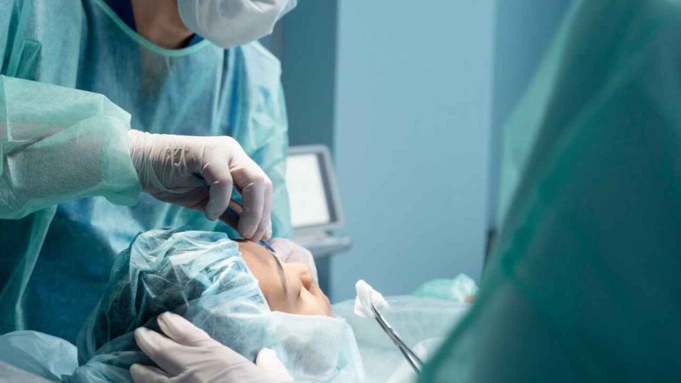 Sigorta şirketlerinin poliçeleri, estetik operasyonlar için belirli limitlerle işlem sağlamak mümkün kılabilir.