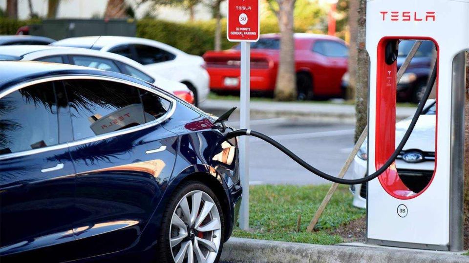 Trump ile Elon Musk'ın arası mı açıldı? Bakanlık, 5 milyar dolarlık EV şarj programı askıya aldı