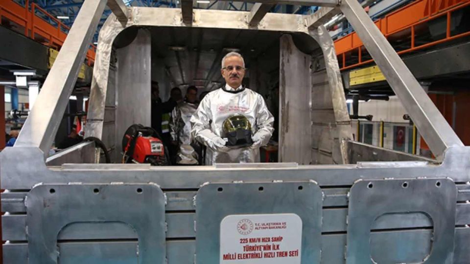 İlk kaynağı Bakan Uraloğlu yaptı! Milli elektrikli tren üretimi başladı