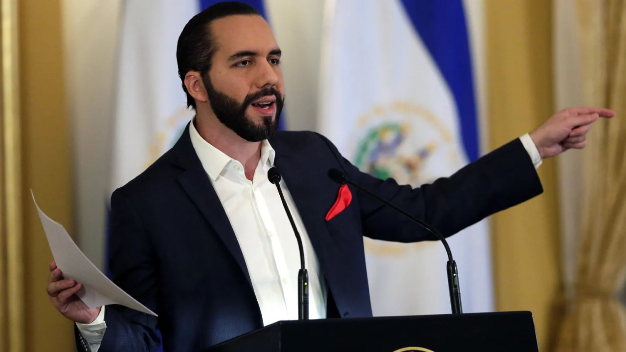 Bukele, El Salvador’un ekonomi politikasını küresel ölçekte ilgi odağı haline getiren en önemli adımı attı: Bitcoin’i yasal para birimi olarak kabul eden ilk ülke yaptı.
