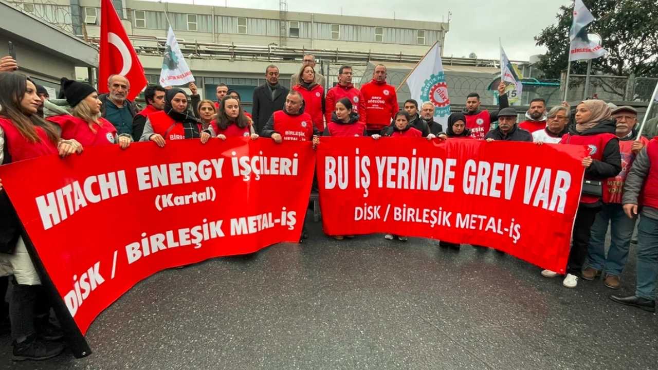 Cumhurbaşkanı Recep Tayyip Erdoğan’ın imzasıyla yayımlanan Resmi Gazete’deki kararla ise işçilerin grevi “milli güvenlik” gerekçesiyle 60 gün boyunca ertelenmiş fakat işçiler anayasal hak olduğu gerekçesiyle devam ettirmişti.
