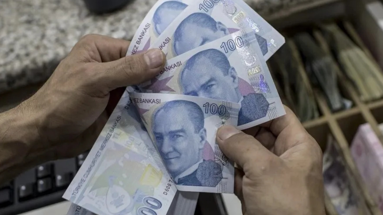 2025 yılında asgari ücrete %40 oranında zam beklenirken, asgari ücretin altında maaş ödenmesi yasalara aykırıdır ve çalışanların şikayet hakkı vardır.