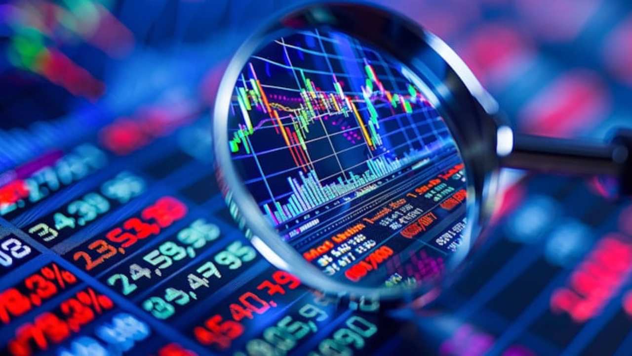 Selcoin'den borsa yorumu: 'Bunu bilen devler yeni satış hamleleri içerisinde olabilir' Selcoin takma adıyla tanınan Selçuk Ergin'den Borsa İstanbul hakkında kritik açıklamalar geldi. Selçuk Ergin (Selcoin) kendi YouTube kanalı üzerinden yayınladığı videoda, FED faiz indiriminin sonrasında Borsa İstanbul'daki gidişat hakkında çarpıcı yorumlarda bulundu. Selcoin ayrıca MB'nin faiz kararından önce borsada neler beklediğine dair düşüncelerini de aktardı. 'BORSANIN HIZINI KESMEYE DESTEK OLAN ADIMLARDAN BİRİ' FED ve powel açıklamaları sonrasında sallanan piyasalarda haftalık açılışta durumlar nasıl dediğimizde ABD borsaları alıcılı şekilde gittiğini söyleyebiliriz. Toparlanma emareleri gösteriyor. Zira onların toparlanması tüm piyasalar adına önemli bir etken. Bunun dışında iç piyasam adına dağıtılan kar paylarında temettüler % 110'luk bir vergi durumu söz konusuydu bu oran taze güncellemelerle % 115 seviyesine çıkartıldı. Elbette Borsa İstanbul'un olmayan hızını kesmeye destek olan adımlardan biri diyebiliriz buna. Borsa İstanbul ve iç piyasa adına şunları söylemek lazım bu aşamada dolar TL'nin artık beklemeye dair bir gücü olduğunu düşünmüyorum. Muhtemelen bu hafta itibariyle belirgin bir şekilde yükseliş emareleri göstermeye başlayacaktır diye düşünüyorum. Orta vadeli süreç içerisinde benim beklentim en azından daha önce konuştuğumuz gibi bu yönde sembolik de olsa bir faiz indirimi gelecektir diye düşünüyorum. 200 250 puan gibi bir faiz indirimi eğer gelirse bunun sonrasında da Ocak ayında yükselen bir borsa, yükselen bir dolar TL, yükselen bir gram altın, yükselen faturalar vesaire yükselen her şeyi görmeye başlayacağımız potansiyel bir dönem başlıyor. Bana göre kum saatinin son damlası düştü artık bu bahsettiğim hareketleri izlemeye başlayacağız. FAİZİ SABİT BIRAKSINLAR YORUMUNA KATILMIYORUM Goldman mesela faiz indirimi konusunda Türkiye Cumhuriyet Merkez Bankası'nın çok da acele etmesine gerek yok bu ay faizi sabit bıraksınlar önümüzdeki ay 100 baz puan indirim yapsınlar vesaire gibi yorumlar da var ki ben bu yoruma katılmıyorum. Benim bahsettiğim gibi bu sembolik faiz indirimi bu ay gelmeli Çünkü piyasalarında bir rahatlamaya ihtiyacı var. Bu tıpkı bir satranç oyunu gibi bu satrancı iyi oynamamız lazım Ben faiz indirimi başlamalı derken hızlı bir şekilde faiz indirim rotasında devam edelim gibi bir söylem içerisinde değilim. Ölçülü bir faiz indirimi ve aynı sırada yine sıkı duruşun korunmaya devam etmesi piyasaları rahatlatacak bir durum olduğunu kendi adıma ben düşünüyorum. Bana göre adım bu şekilde atılmalı şak diye faiz indirsin demiyoruz. 'BELKİ BİR FAİZ İNDİRİMİ OLMAYACAK' Tabii ki şimdi haftalık açılışta piyasalardaki son durumlara bakmaya başlayalım. Şimdi öncelikle Borsa İstanbul'un güncel görünümüne bakalım. Tabii bu arada faiz indirimi konusunda şunu da konuşmamız lazım İllaki bizim istediğimiz olacak diye bir kaide yok. Goldman gibi büyük aracı kurumlar faiz indiriminin önümüzdeki aya ertelenebilecek de söylüyor. Grafik olarak baktığımızda bu bizi ne kadar etkiler bizim yolumuzu yürüyüşümüzü ne kadar etkiler bunu konuşmamız lazım. Ve ben endekste dolar bazlı grafikte şunu görüyorum 277 dolar benim için kritik bir eşik, bu eşiği aştı. Yükselen bir ivme gösterdi arkasından bu eşiğin altına inen bir hareket gördük. Borsa İstanbul'da belki bizim henüz haberini almadığımız ama bazılarının haberini aldığı bir şeyler var. Belki bir faiz indirimi olmayacak. Onu da bilen büyük devler burada satış hamleleri içerisinde oldular. Bu da mümkün. Elbette olabilir ama aksiyon olarak beni ne kadar etkiler dediğimizde benim için önemli olan şu 277 dolar seviyesinin kırılmasıyla birlikte Borsa İstanbul şu anda 265 dolar seviyelerine göz kırptığını bu alan içerisinde söyleyebiliriz. Ben kabaca daha önce kırılım yaptığı seviye olan kabaca 265 dolar seviyelerini Borsa İstanbul'un Önümüzdeki süreç içerisinde koruyacağını düşünüyorum faiz indirimi gelmese dahi bu zigzaglı hareketler yapılıp arkasından tekrar yükselen hareketin borsa İstanbul'da görülebileceği düşüncesindeyim. Ocak ayı içerisinde buradaki pozitif bakışımı korumaya devam edeceğim en azından potansiyel olarak dip seviyeleri değerlendirmiş ve değerlendirebilmek demeye tahammülümüz olduğunu düşünüyorum. Nihayetinde dip olarak addettiğimiz seviyeden daha yukarıda bir Borsa İstanbul var. Ve bu süreç içerisinde gidip paramı başka bir yere koyayım orada kazanayım dediğimiz noktada iç piyasa özelinde söylüyorum mesela altında da öyle bir kazanç ortamı kısa vade kısa dönem içerisinde olmadı.