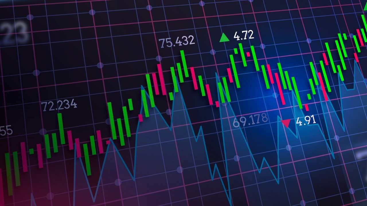 Selcoin'den borsa yorumu: 'Bunu bilen devler yeni satış hamleleri içerisinde olabilir' Selcoin takma adıyla tanınan Selçuk Ergin'den Borsa İstanbul hakkında kritik açıklamalar geldi. Selçuk Ergin (Selcoin) kendi YouTube kanalı üzerinden yayınladığı videoda, FED faiz indiriminin sonrasında Borsa İstanbul'daki gidişat hakkında çarpıcı yorumlarda bulundu. Selcoin ayrıca MB'nin faiz kararından önce borsada neler beklediğine dair düşüncelerini de aktardı. 'BORSANIN HIZINI KESMEYE DESTEK OLAN ADIMLARDAN BİRİ' FED ve powel açıklamaları sonrasında sallanan piyasalarda haftalık açılışta durumlar nasıl dediğimizde ABD borsaları alıcılı şekilde gittiğini söyleyebiliriz. Toparlanma emareleri gösteriyor. Zira onların toparlanması tüm piyasalar adına önemli bir etken. Bunun dışında iç piyasam adına dağıtılan kar paylarında temettüler % 110'luk bir vergi durumu söz konusuydu bu oran taze güncellemelerle % 115 seviyesine çıkartıldı. Elbette Borsa İstanbul'un olmayan hızını kesmeye destek olan adımlardan biri diyebiliriz buna. Borsa İstanbul ve iç piyasa adına şunları söylemek lazım bu aşamada dolar TL'nin artık beklemeye dair bir gücü olduğunu düşünmüyorum. Muhtemelen bu hafta itibariyle belirgin bir şekilde yükseliş emareleri göstermeye başlayacaktır diye düşünüyorum. Orta vadeli süreç içerisinde benim beklentim en azından daha önce konuştuğumuz gibi bu yönde sembolik de olsa bir faiz indirimi gelecektir diye düşünüyorum. 200 250 puan gibi bir faiz indirimi eğer gelirse bunun sonrasında da Ocak ayında yükselen bir borsa, yükselen bir dolar TL, yükselen bir gram altın, yükselen faturalar vesaire yükselen her şeyi görmeye başlayacağımız potansiyel bir dönem başlıyor. Bana göre kum saatinin son damlası düştü artık bu bahsettiğim hareketleri izlemeye başlayacağız. FAİZİ SABİT BIRAKSINLAR YORUMUNA KATILMIYORUM Goldman mesela faiz indirimi konusunda Türkiye Cumhuriyet Merkez Bankası'nın çok da acele etmesine gerek yok bu ay faizi sabit bıraksınlar önümüzdeki ay 100 baz puan indirim yapsınlar vesaire gibi yorumlar da var ki ben bu yoruma katılmıyorum. Benim bahsettiğim gibi bu sembolik faiz indirimi bu ay gelmeli Çünkü piyasalarında bir rahatlamaya ihtiyacı var. Bu tıpkı bir satranç oyunu gibi bu satrancı iyi oynamamız lazım Ben faiz indirimi başlamalı derken hızlı bir şekilde faiz indirim rotasında devam edelim gibi bir söylem içerisinde değilim. Ölçülü bir faiz indirimi ve aynı sırada yine sıkı duruşun korunmaya devam etmesi piyasaları rahatlatacak bir durum olduğunu kendi adıma ben düşünüyorum. Bana göre adım bu şekilde atılmalı şak diye faiz indirsin demiyoruz. 'BELKİ BİR FAİZ İNDİRİMİ OLMAYACAK' Tabii ki şimdi haftalık açılışta piyasalardaki son durumlara bakmaya başlayalım. Şimdi öncelikle Borsa İstanbul'un güncel görünümüne bakalım. Tabii bu arada faiz indirimi konusunda şunu da konuşmamız lazım İllaki bizim istediğimiz olacak diye bir kaide yok. Goldman gibi büyük aracı kurumlar faiz indiriminin önümüzdeki aya ertelenebilecek de söylüyor. Grafik olarak baktığımızda bu bizi ne kadar etkiler bizim yolumuzu yürüyüşümüzü ne kadar etkiler bunu konuşmamız lazım. Ve ben endekste dolar bazlı grafikte şunu görüyorum 277 dolar benim için kritik bir eşik, bu eşiği aştı. Yükselen bir ivme gösterdi arkasından bu eşiğin altına inen bir hareket gördük. Borsa İstanbul'da belki bizim henüz haberini almadığımız ama bazılarının haberini aldığı bir şeyler var. Belki bir faiz indirimi olmayacak. Onu da bilen büyük devler burada satış hamleleri içerisinde oldular. Bu da mümkün. Elbette olabilir ama aksiyon olarak beni ne kadar etkiler dediğimizde benim için önemli olan şu 277 dolar seviyesinin kırılmasıyla birlikte Borsa İstanbul şu anda 265 dolar seviyelerine göz kırptığını bu alan içerisinde söyleyebiliriz. Ben kabaca daha önce kırılım yaptığı seviye olan kabaca 265 dolar seviyelerini Borsa İstanbul'un Önümüzdeki süreç içerisinde koruyacağını düşünüyorum faiz indirimi gelmese dahi bu zigzaglı hareketler yapılıp arkasından tekrar yükselen hareketin borsa İstanbul'da görülebileceği düşüncesindeyim. Ocak ayı içerisinde buradaki pozitif bakışımı korumaya devam edeceğim en azından potansiyel olarak dip seviyeleri değerlendirmiş ve değerlendirebilmek demeye tahammülümüz olduğunu düşünüyorum. Nihayetinde dip olarak addettiğimiz seviyeden daha yukarıda bir Borsa İstanbul var. Ve bu süreç içerisinde gidip paramı başka bir yere koyayım orada kazanayım dediğimiz noktada iç piyasa özelinde söylüyorum mesela altında da öyle bir kazanç ortamı kısa vade kısa dönem içerisinde olmadı.