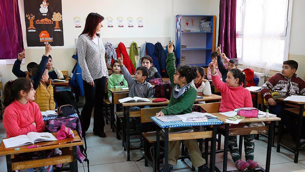 Öğretmenler girdikleri ek ders için saatlik ücret alıyor.