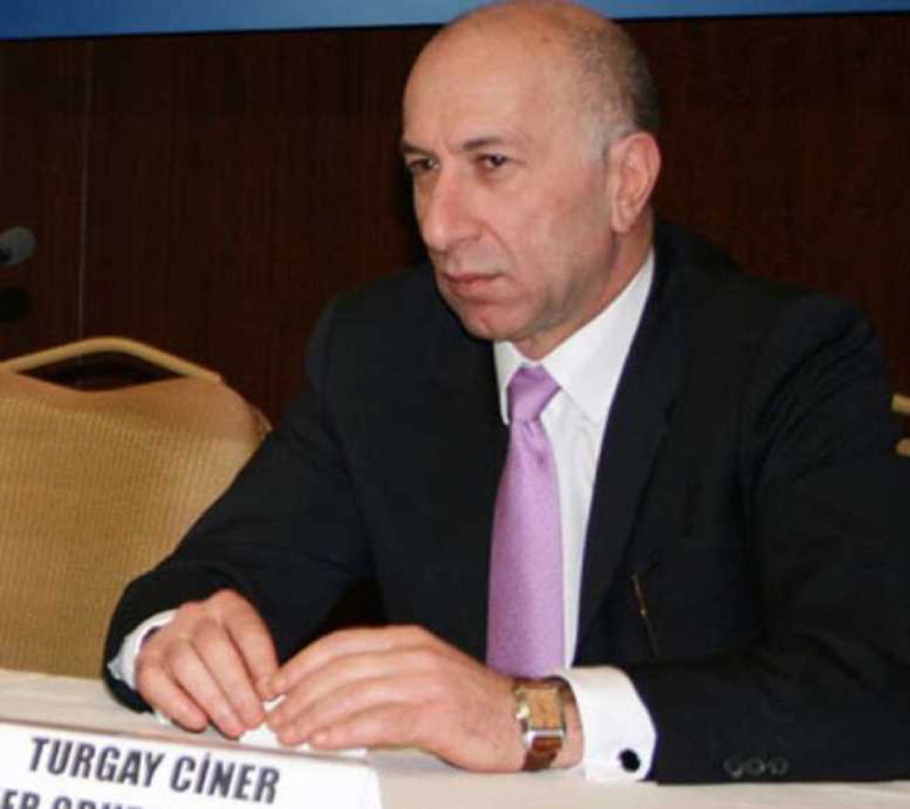 Turgay Ciner, Ciner Medya'yı satmasının nedeni olarak grubun madencilik alanına odaklanma olarak gösterdi.