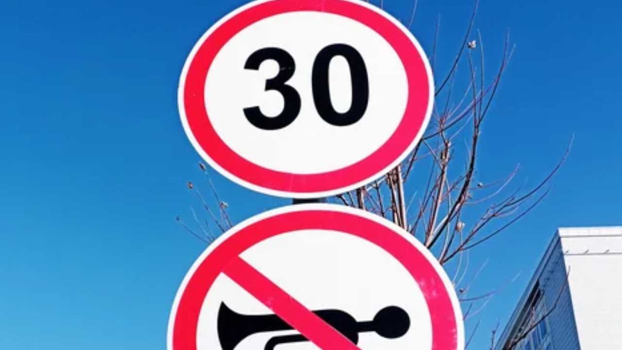 Saat 21:00'den sonra sandviç servisi yapılan bir yerin yakınında korna çalmanız suç sayılıyor!