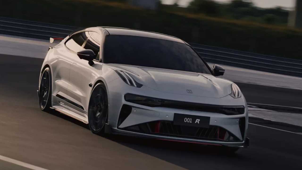Zeekr 001 FR'a F1 şampiyonu Kimi Raikkonen'in girdileriyle geliştirilen bir Raikkonen modu ekledi.