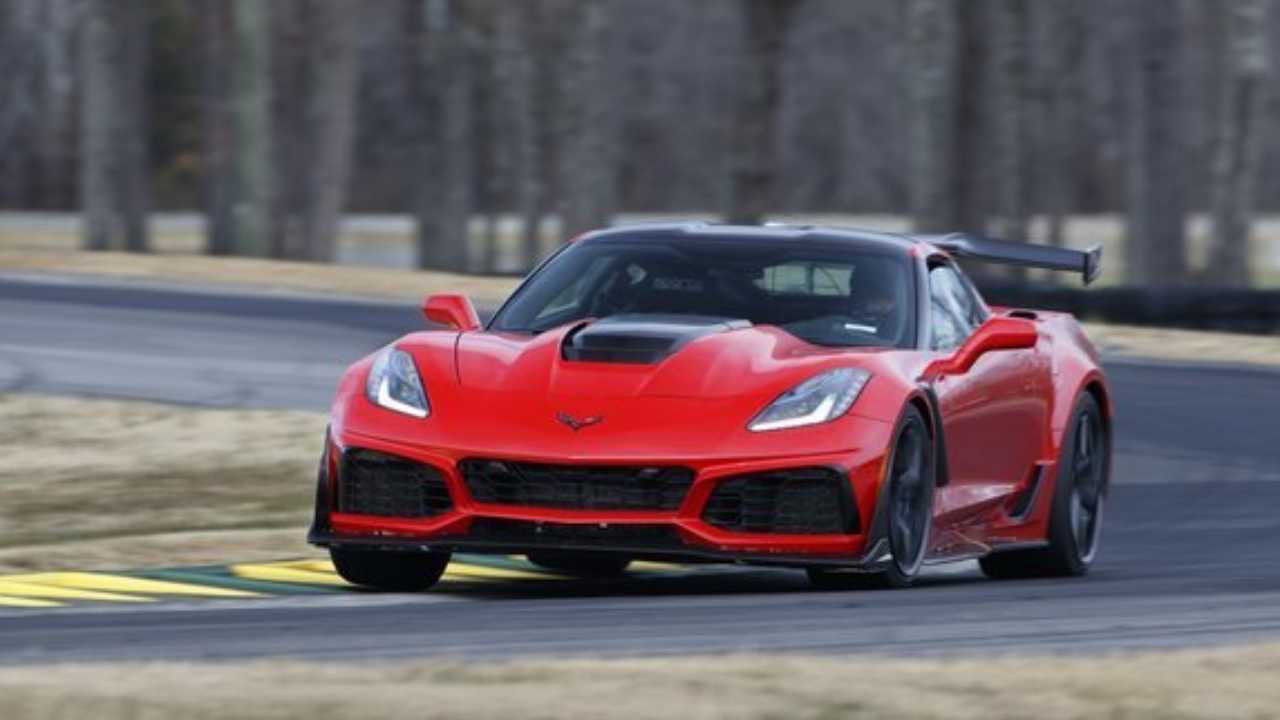 Corvette ZR1 yeni rekoruyla artık Bugatti Chiron ile aynı koltuğa oturuyor.