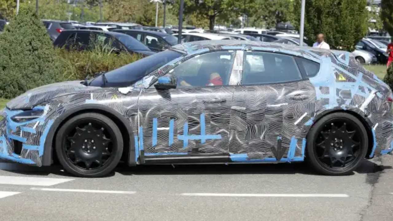 Elektrikli Ferrari görüntü verdi.