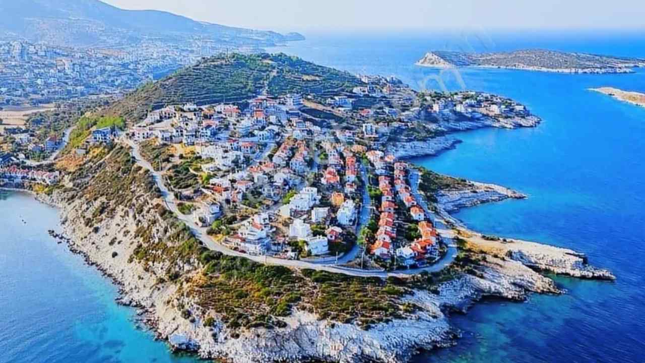İzmirli belediyeler Çeşme'de taşınmaz, Karaburun'da dükkan satıyor! Başvuru şartları açıklandı