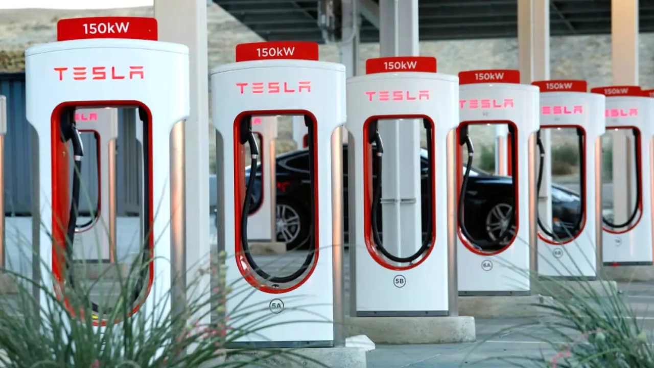Trump ile Elon Musk'ın arası mı açıldı? Bakanlık, 5 milyar dolarlık EV şarj programı askıya aldı
